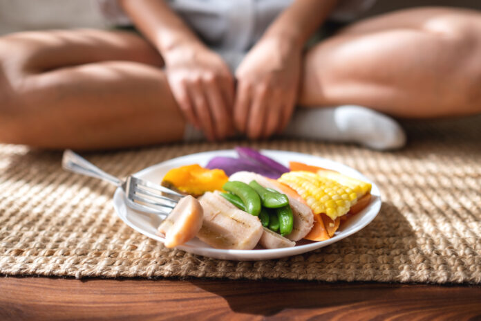 Mindful Eating: Jak Uważne Jedzenie Pomaga Schudnąć i Poprawić Trawienie